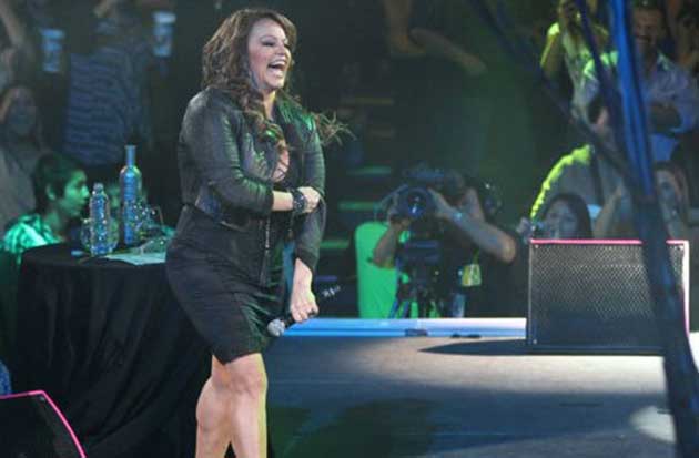 jenni-rivera-dos-botellas-de-mezcal